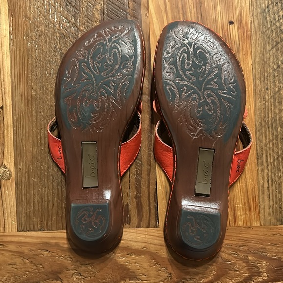 b.o.c. Born thong sandal. Slip-on. Sz 9. Red color. Great condition. - Picture 3 of 4